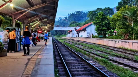 Station master and commuters on the platform of Ella, Sri Lanka Vídeo Stock 331331975