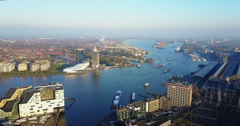 Station Platforms and Harbor Quays in Central Amsterdam 库存影片 71295622