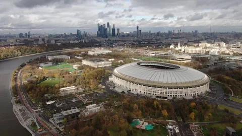 Stationary drone view over riverfront and stadium Vidéo 323256250