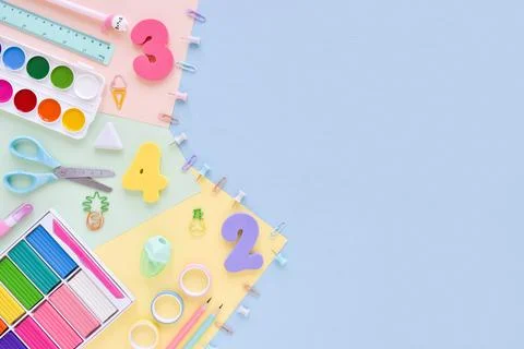 Stationery top view of an empty office desk with an empty space on a pastel b Foto stock
