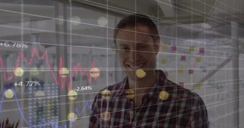 Statistical data processing over portrait of caucasian man smiling at office Foto stock