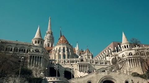Statua dei frati Giuliano e Gerardo wide angle view in Budapest Video stock 74332355