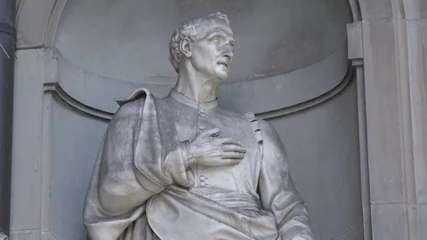 Statua in marmo situata all'ingresso della Galleria degli Uffizi Stock Footage 73663914