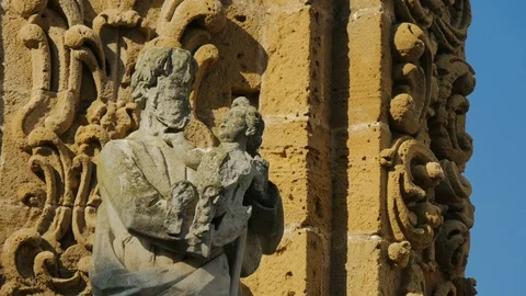 Statue on the 18th century column in Piazza Salandra in Nard, Italy. Video stock 89769903