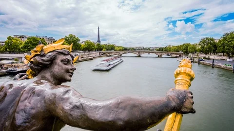Statue from Alexander III bridge in front of the Eiffel tower time lapse Vídeo Stock 119036236