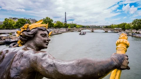 Statue from Alexander III bridge in front of the Eiffel tower time lapse 스톡 동영상 119036386