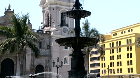 Statue in Almas Square Video stock 327573316