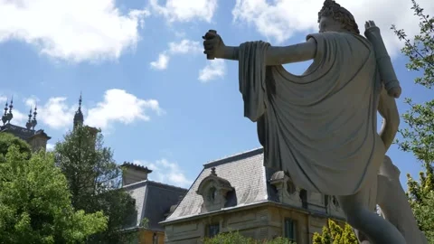 Statue and building in the background in the park Video stock 133201821