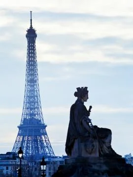 Statue and eiffel tower in paris Foto stock