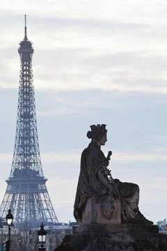 Statue and Eiffel Tower in Paris statue Marseille on place de la Concorde ... Stock-Fotos