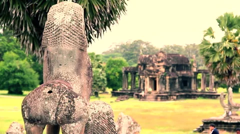 Statue and exotic temple Видео 52753742