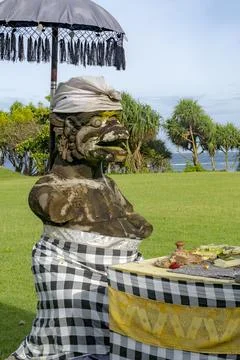 Statue and a table with a checkered tablecloth Foto stock