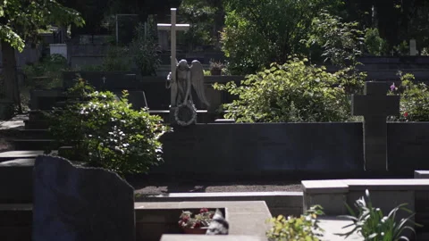 Statue of an angel holding a cross, spring day, Vera cemetery, Tbilisi 库存影片 274347245