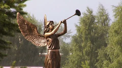 Statue of an angel in the rain Vídeo Stock 12278655