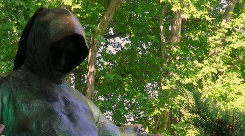 Statue of Anonymous in Budapest. Stock Footage 65296146