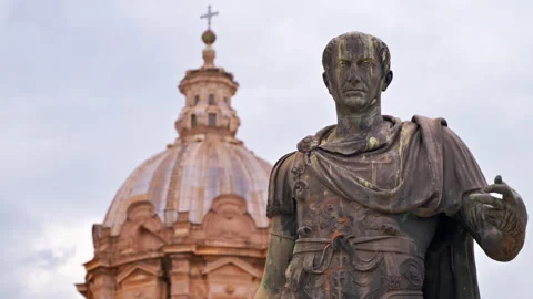 Statue of Augustus Caesar with ancient buildings on the background Stock-Footage 203212421