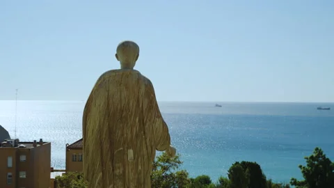 Statue of Augustus Caesar contemplating the mediterranean sea Video stock 140207663