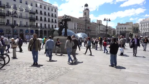 Statue of the Bear and the Strawberry tree on the Puerta del Sol in Madrid. Stock Footage 133087084