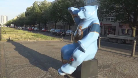 Statue of a bear Video stock 94287826
