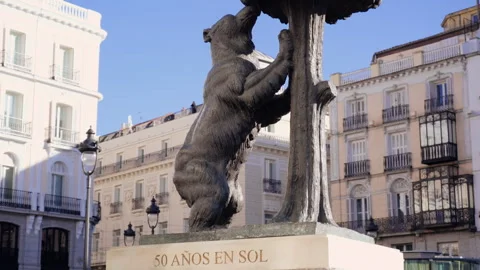 Statue of the Bear "Oso y el madrono" at Puerta del Sol, Madrid downtown, Spain Vidéo 308926470