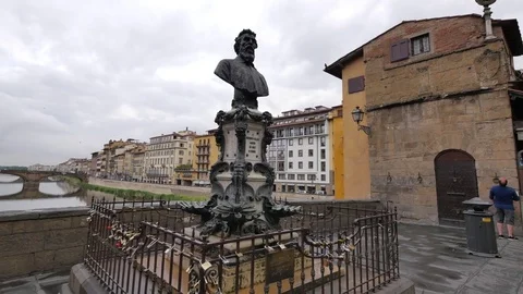 Statue of Benvenuto Cellini on Ponte Vecchio in Florence, Italy Video stock 76271290