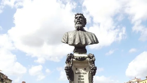 Statue of Benvenuto Cellini on Ponte Vecchio Bridge in Florence - Tuscany 動画素材 80207033
