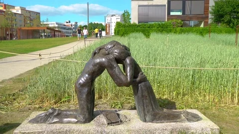Statue at the Berlin Wall Video stock 79904907