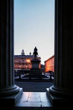 Statue between columns at sunset Stock-Fotos