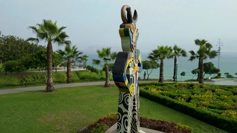 Statue “Between Time” in El Libro Park in Lima - aerial parallax Vídeo Stock 317674548