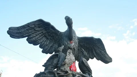 Statue of a big bird with chicks against the sky Video stock 115033477