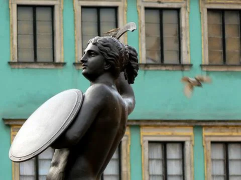 Statue with bird flying Stock-Fotos