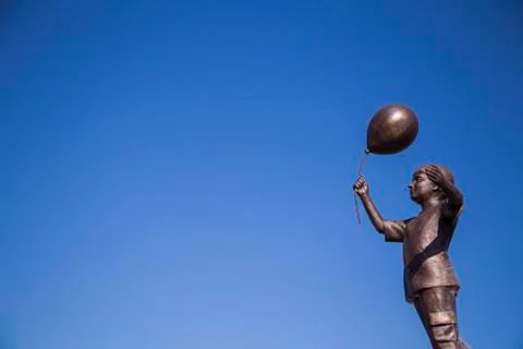 Statue of a boy with a balloon Foto stock