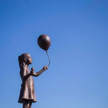 Statue of a boy with a balloon 스톡 사진