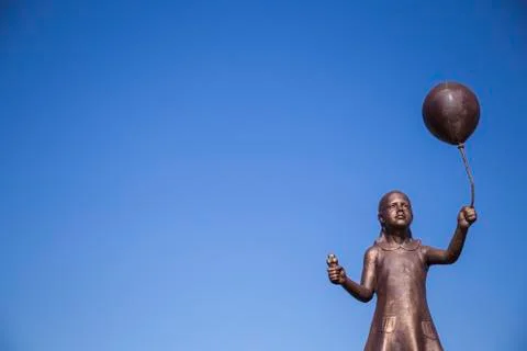Statue of a boy with a balloon 스톡 사진