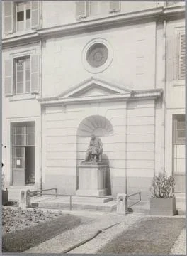 Statue of brush and location of its tomb in Val-de-Grace Statue of brush a... 스톡 사진