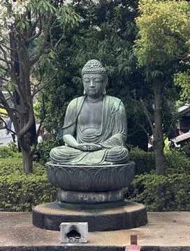 Statue of buddha in the garden of a Buddhist temple in Japan Foto stock