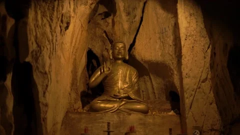 Statue of Buddha showing sacral murda in niche in cave 스톡 동영상 152075872