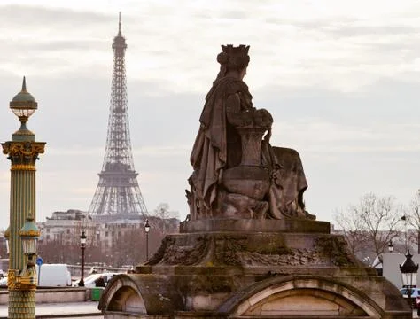 Statue, column and eiffel tower in paris Stockfoto's