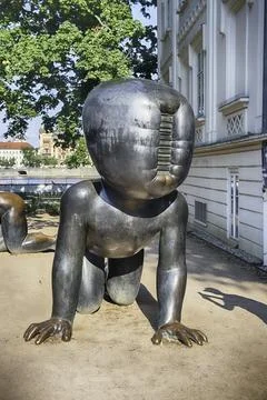 Statue of crawling baby with bar code head in Prague Foto stock