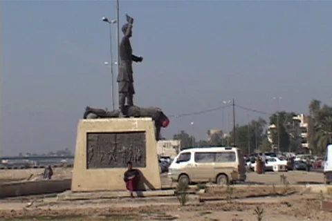Statue, depicting one man standing over a fallen one, in Nasiriyah. Stock Footage 86753698