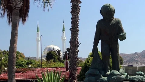 Statue of diver, mosque dome and minaret in background Stock Footage 85062652