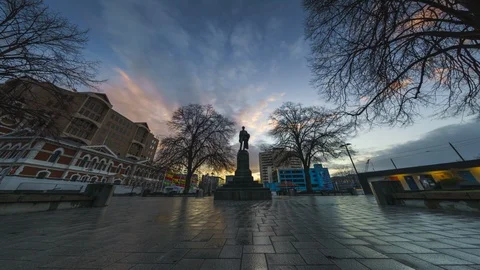 The statue during cloudy sunset in 4k time lapse Vídeos de archivo 114620631