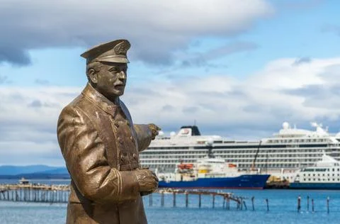 Statue of Ernest Shackleton pointing at Viking Jupiter ship in Punta Arenas Stock Photos
