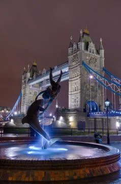 Statue facing the tower bridge by night Stock Photos
