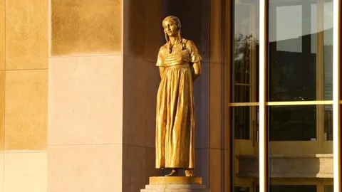 Statue flying birds Stock Footage 143654734
