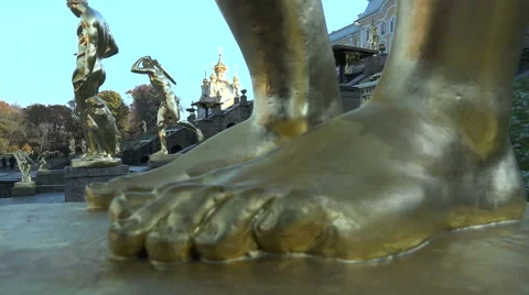 The statue in front of the Big Peterhof Palace Video stock 56373993