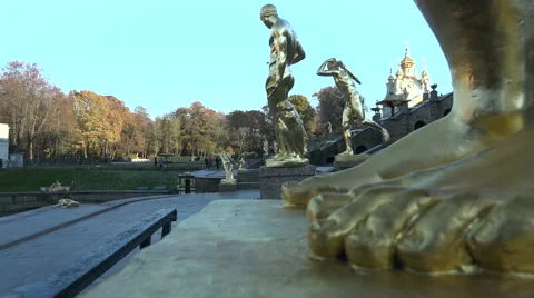 The statue in front of the Big Peterhof Palace Video stock 56374522