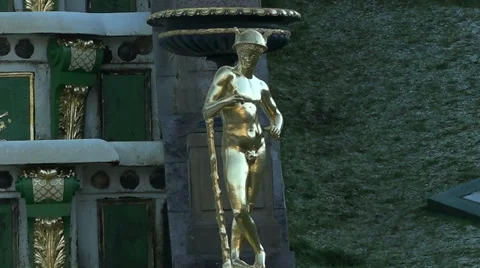 The statue in front of the Big Peterhof Palace Video stock 56375411