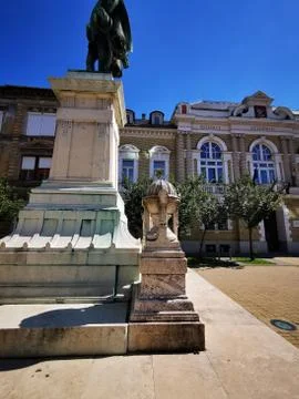 A statue in front of a building 库存照片