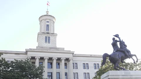 Statue in front of capital building Stock Footage 105768135